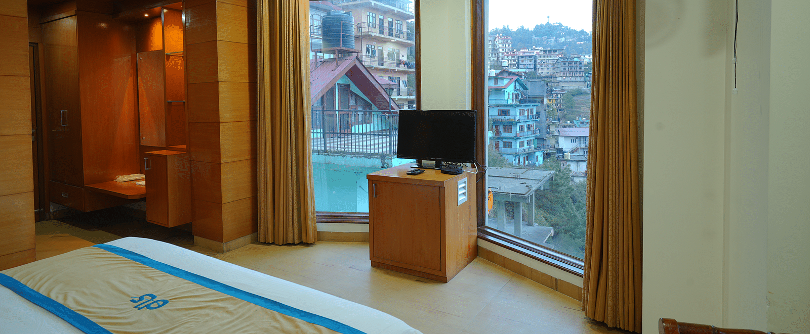 Room with a television on the table at DLS Hotels The Rock Castle.